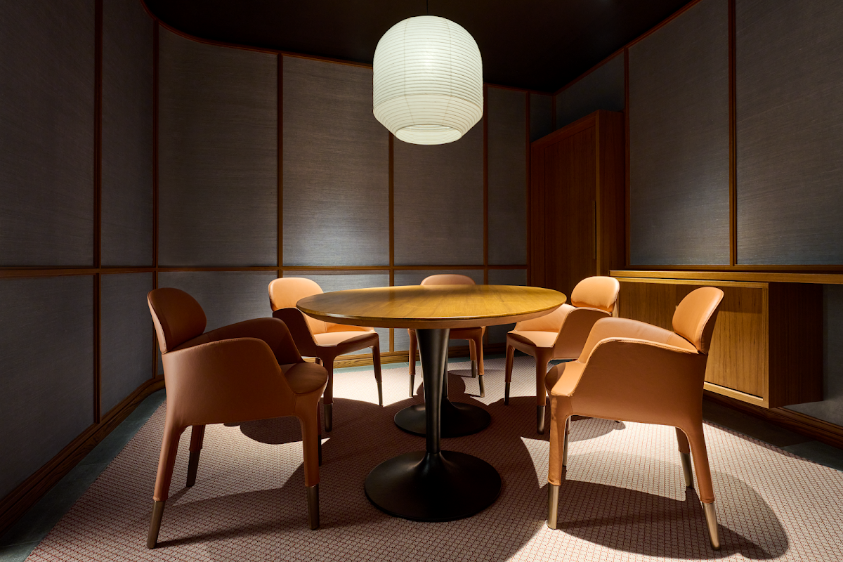 Hamamoto omakase nigiri sushi at curved hinoki counter