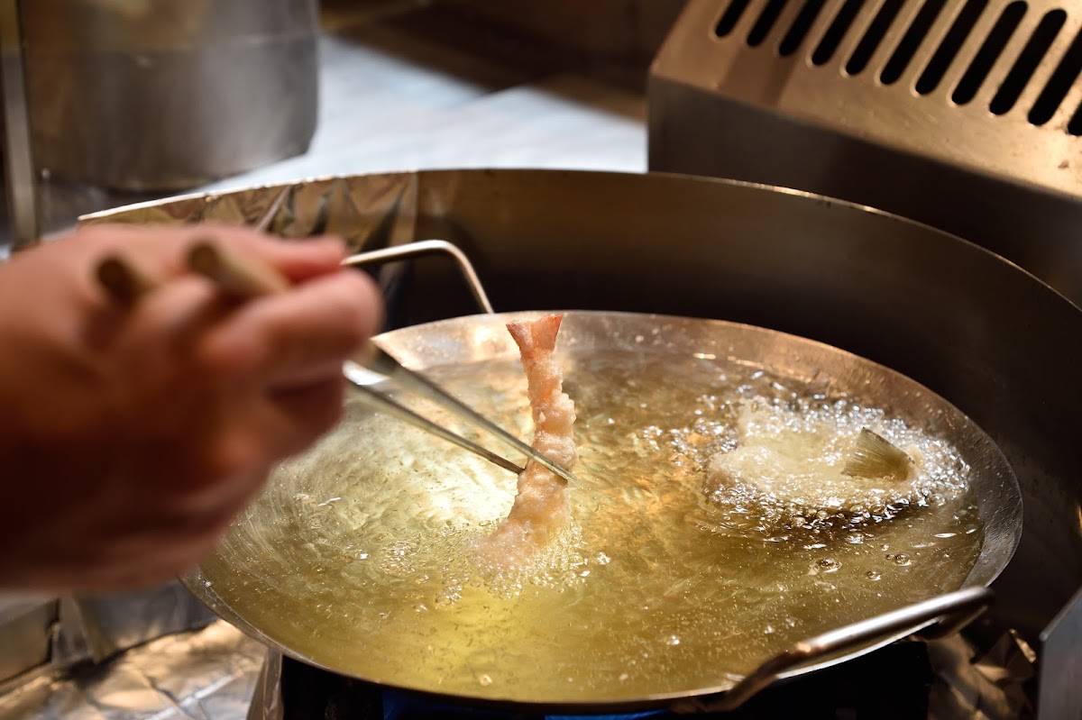 Ippoh counter seating tempura chef