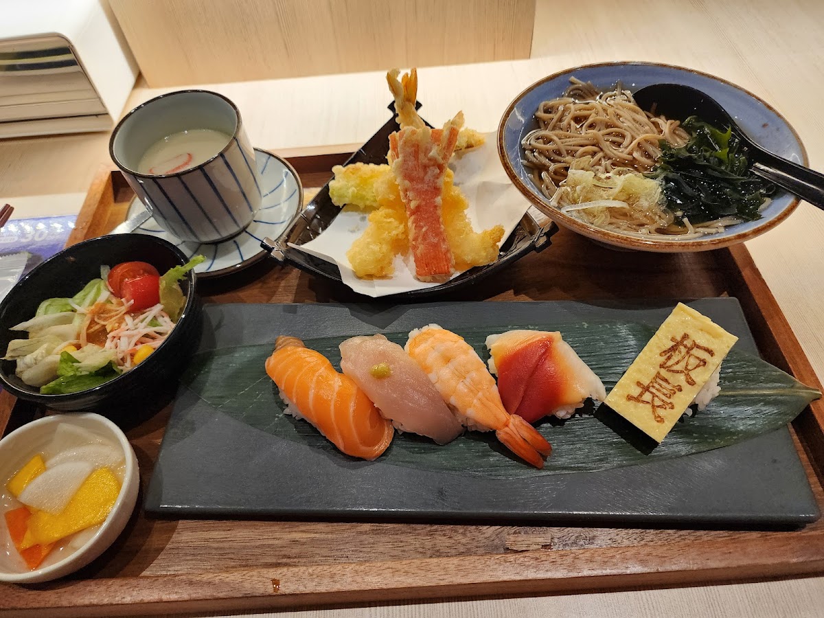 Deluxe Seafood Don at Itacho Sushi