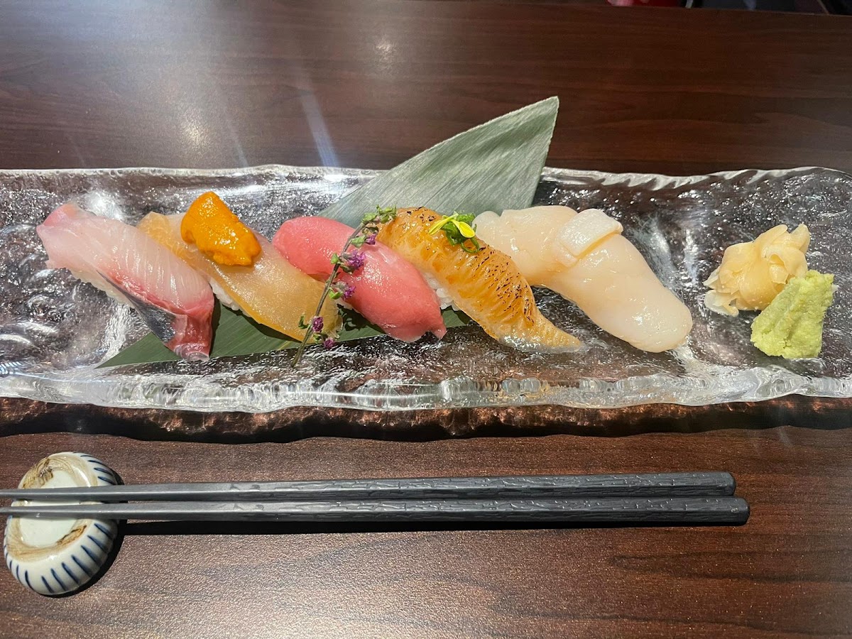 Kan Sushi chef preparation