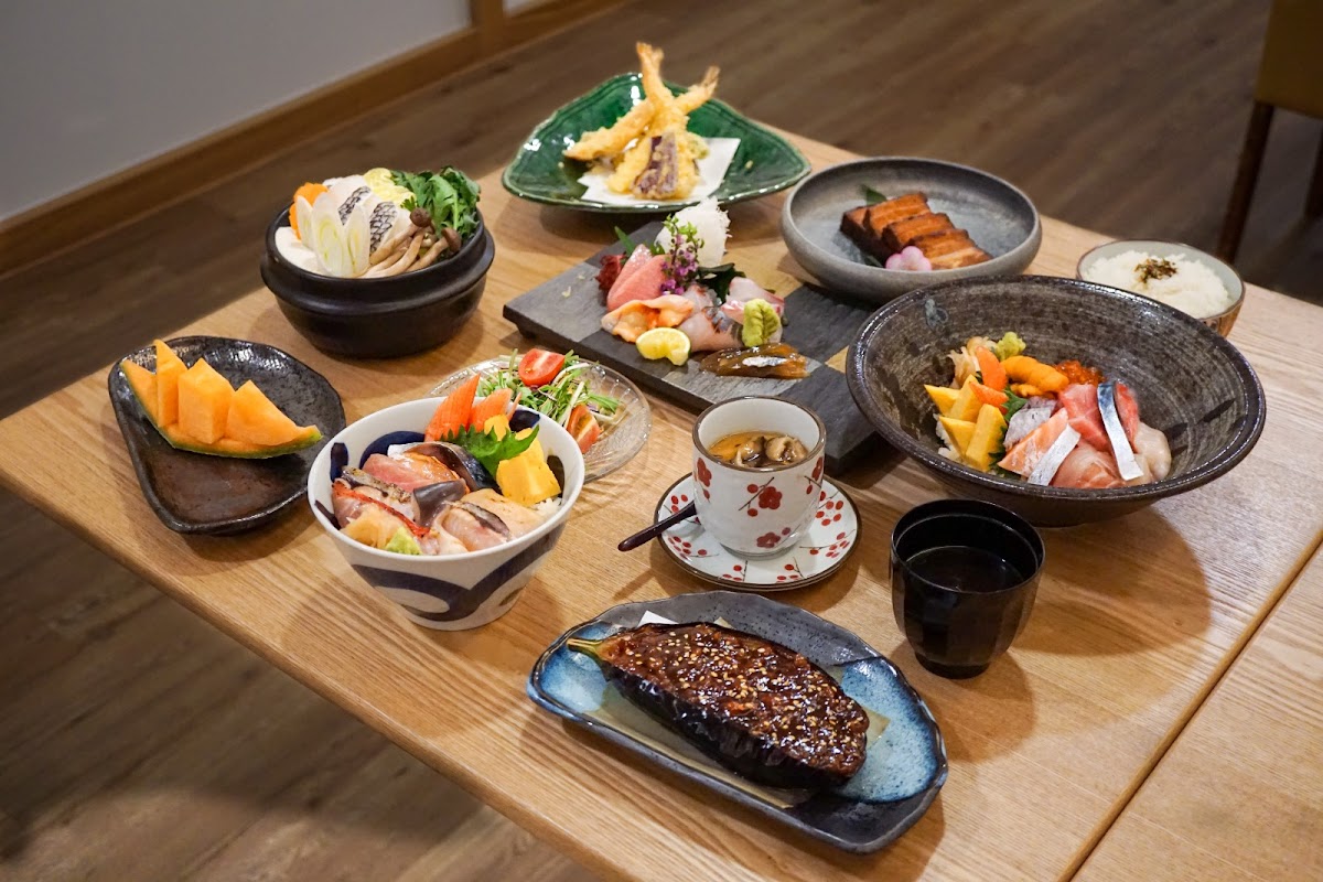 Kyoten chef preparing nigiri at counter