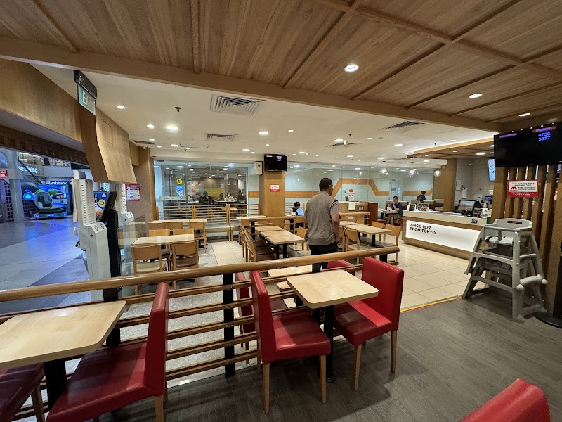 MOS Burger atmosphere