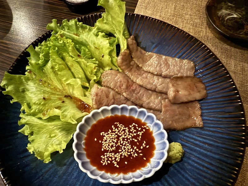 Chef Nada Satoru behind Nagomi counter preparing omakase