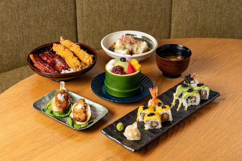 Kamameshi iron pot with wooden lid and steam